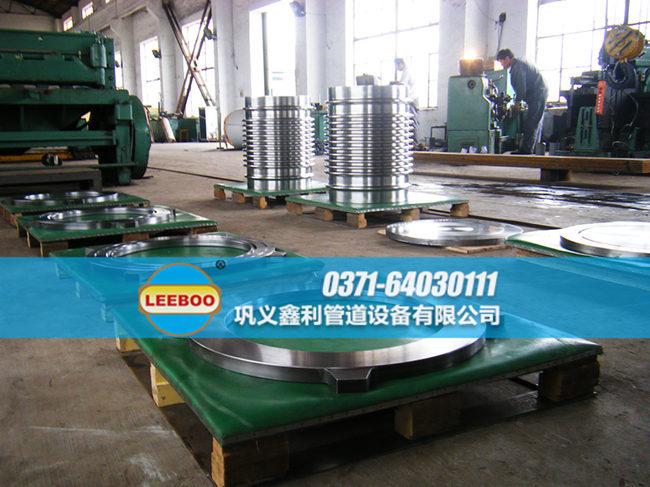 鑫利<a href=http://www.xinlihn.com target=_blank class=infotextkey>补偿器</a>组装车间